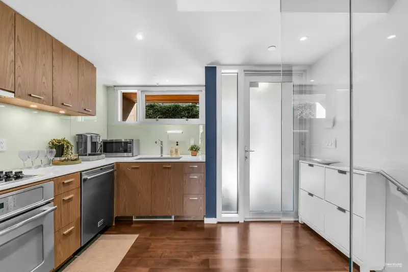 2 850 W 8TH AVENUE - photo 4 of 28