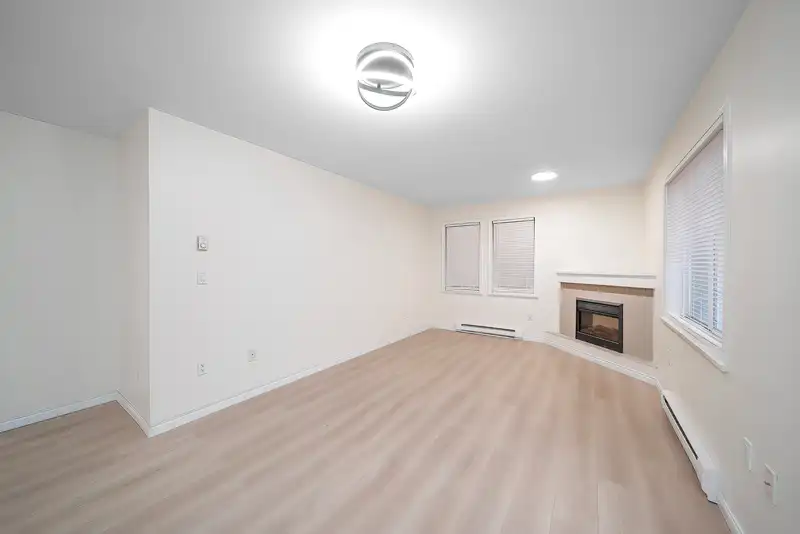 03 7128 17TH AVENUE - photo 3 of 30