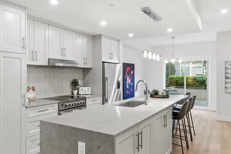 2 115 W QUEENS ROAD - photo 4 of 24