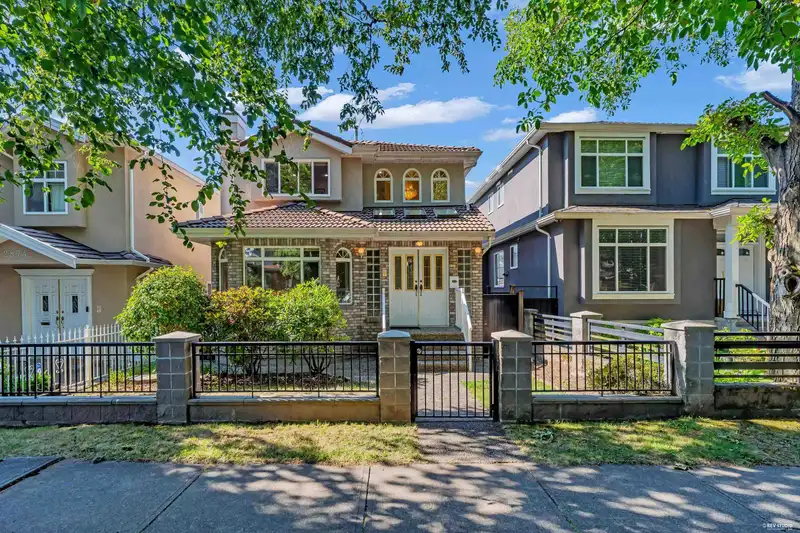 2866 E 44TH AVENUE - photo 1 of 40
