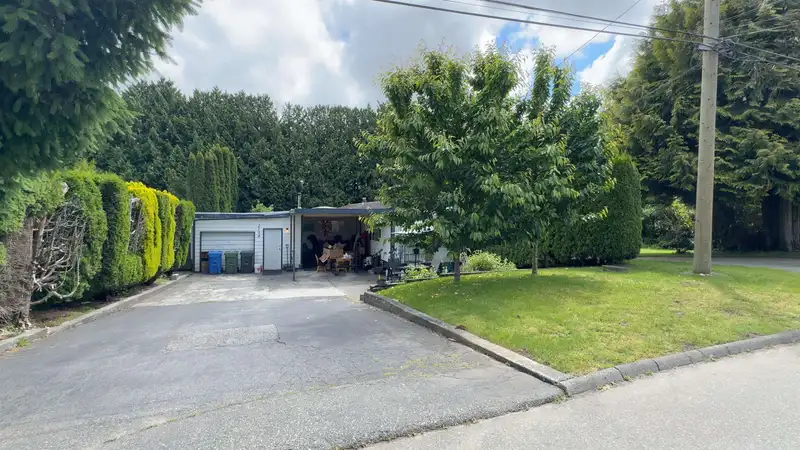 2104 OAKRIDGE CRESCENT - photo 1 of 8