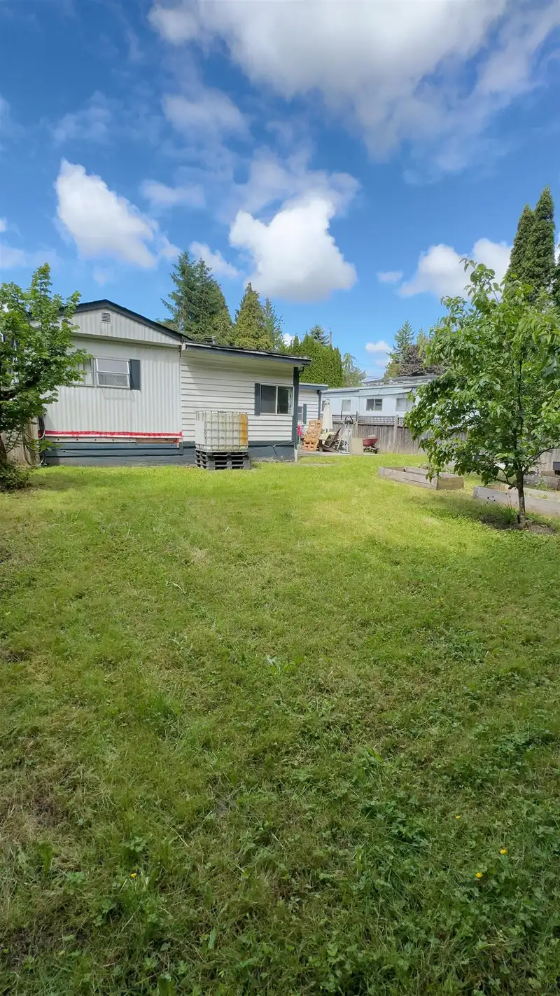 2104 OAKRIDGE CRESCENT - photo 2 of 8