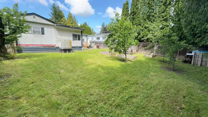2104 OAKRIDGE CRESCENT - photo 3 of 8