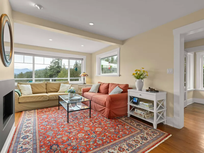 6252 WELLINGTON AVENUE - photo 4 of 25