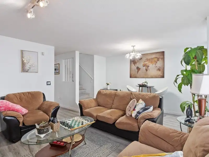 32 16388 85 AVENUE - photo 3 of 20