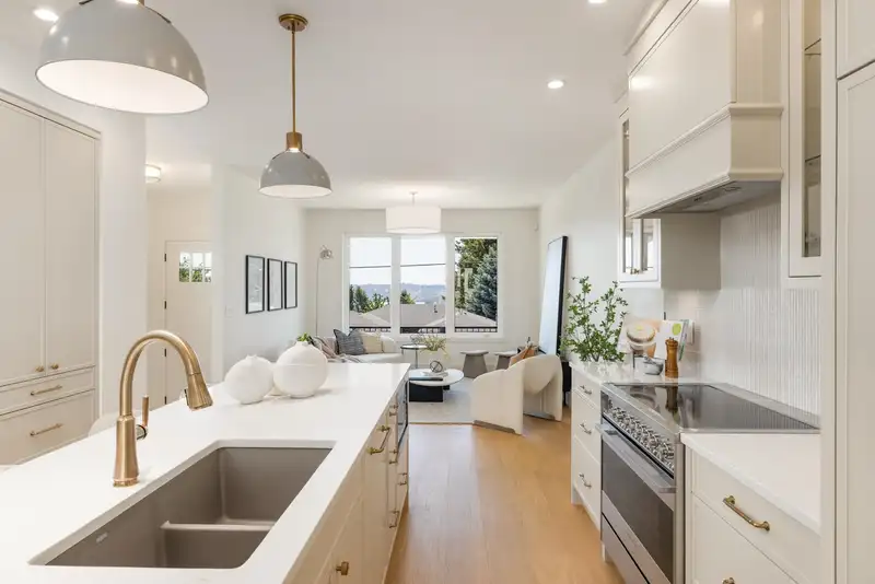103 903 EDGAR AVENUE - photo 1 of 32
