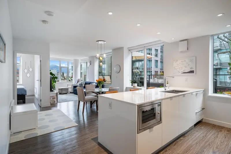 306 209 E 7TH AVENUE - photo 3 of 25