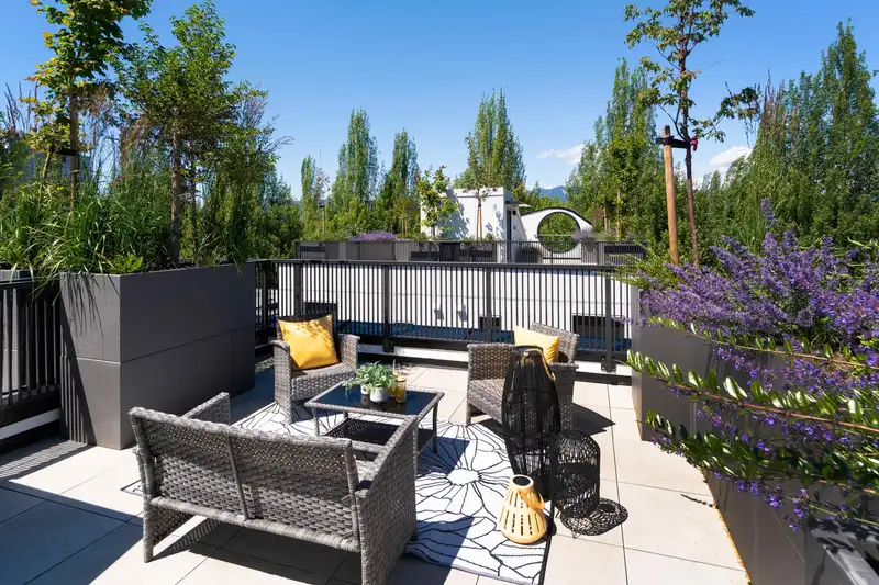 122 1552 E 3RD AVENUE - photo 1 of 40