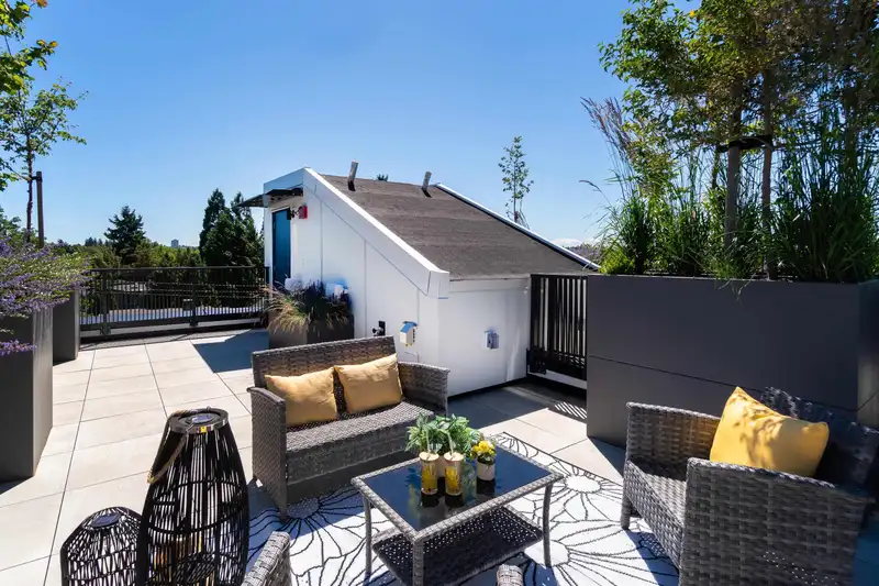 122 1552 E 3RD AVENUE - photo 2 of 40