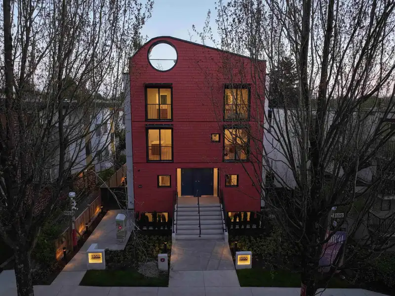 122 1552 E 3RD AVENUE - photo 3 of 40