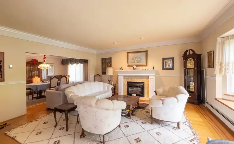 1180 DEVONSHIRE CRESCENT - photo 2 of 12
