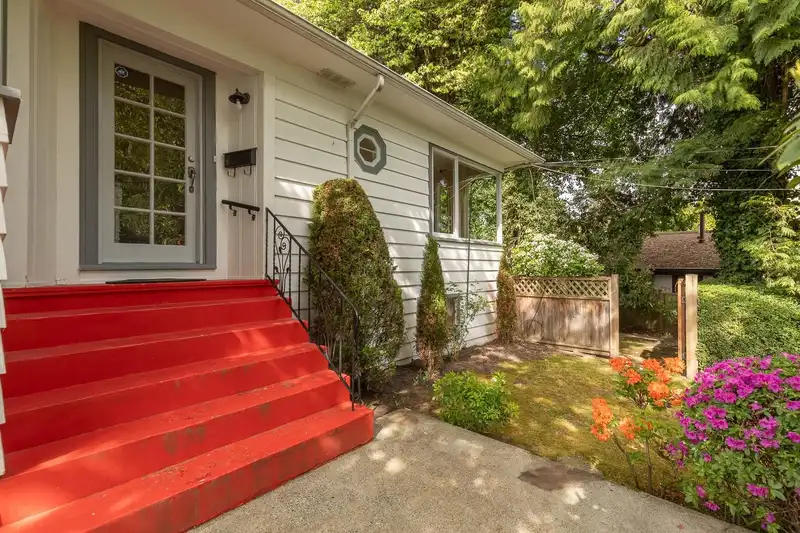 1441 HAYWOOD AVENUE - photo 4 of 35