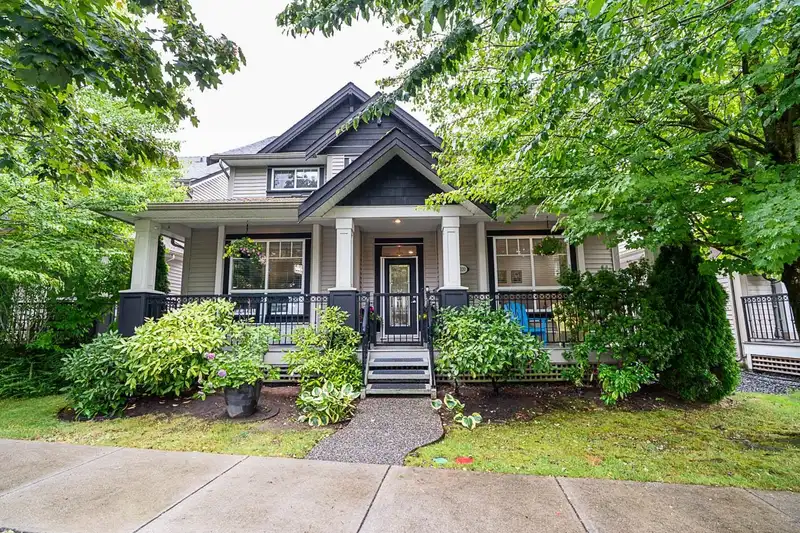 7020 195A STREET - photo 2 of 40