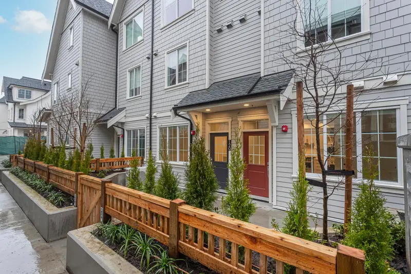 120 720 ROBINSON STREET - photo 2 of 25