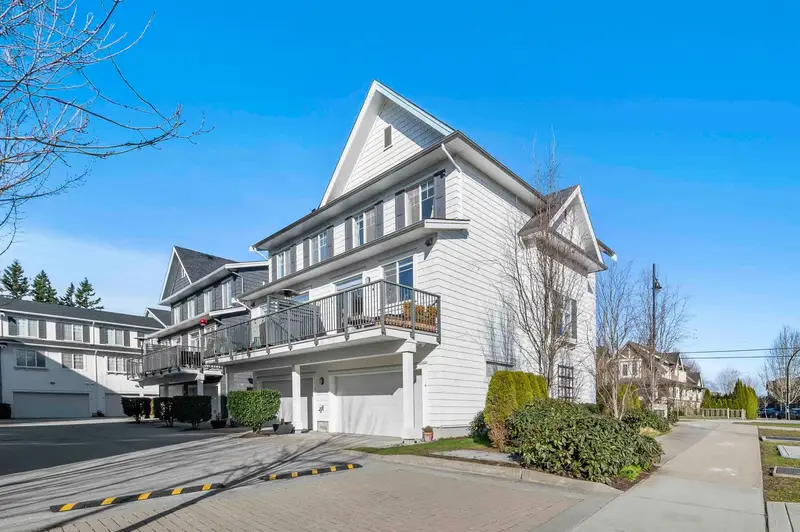 4 127 172 STREET - photo 2 of 25