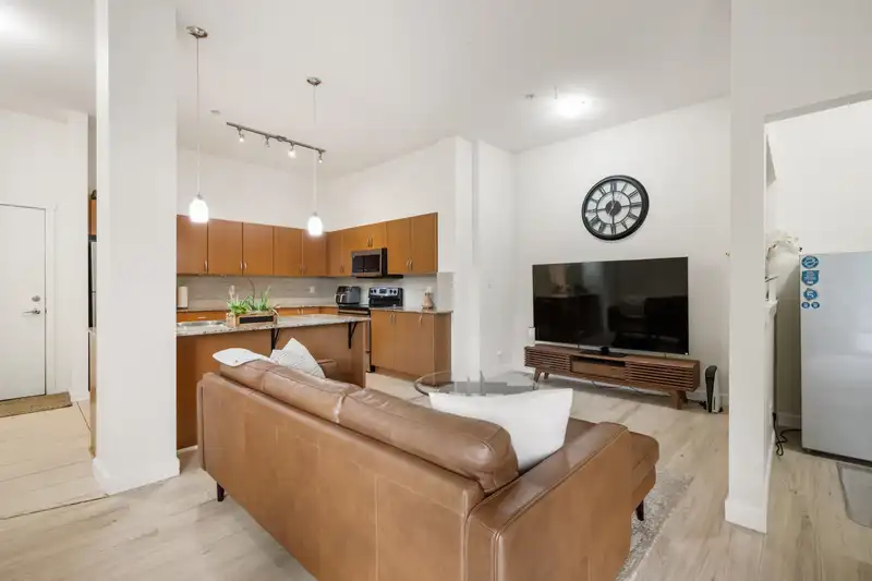 527 13733 107A AVENUE - photo 3 of 36