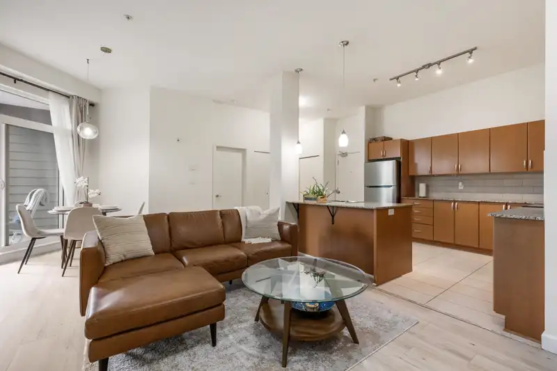 527 13733 107A AVENUE - photo 4 of 36