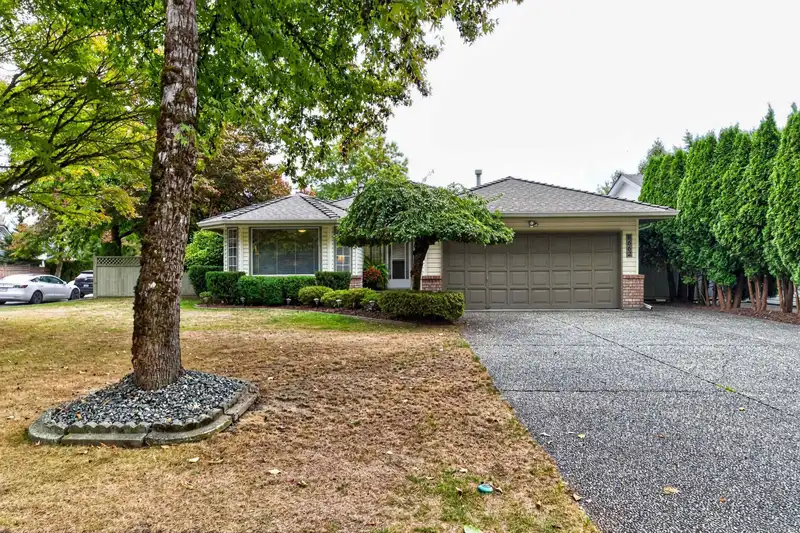 8662 161 STREET - photo 3 of 40