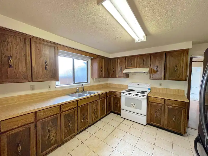 3220 E 48TH AVENUE - photo 4 of 31