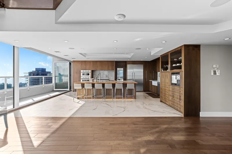 3101 717 JERVIS STREET - photo 2 of 25