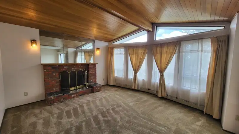 25 E 50TH AVENUE - photo 4 of 30