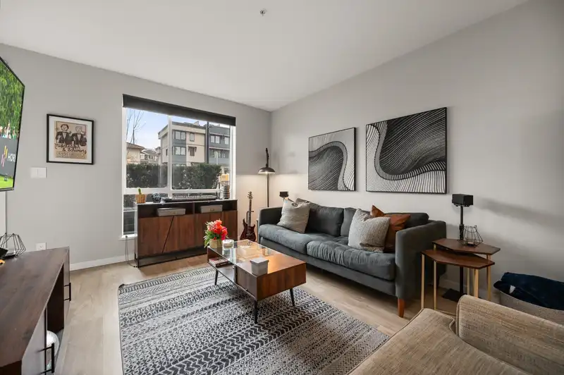 111 615 E 3RD STREET - photo 2 of 21