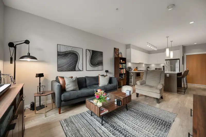 111 615 E 3RD STREET - photo 3 of 21
