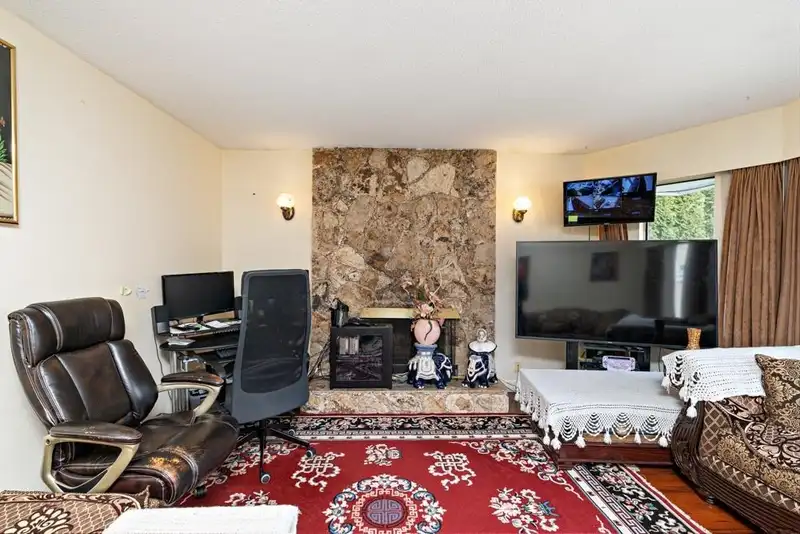 328 E 49TH AVENUE - photo 2 of 35