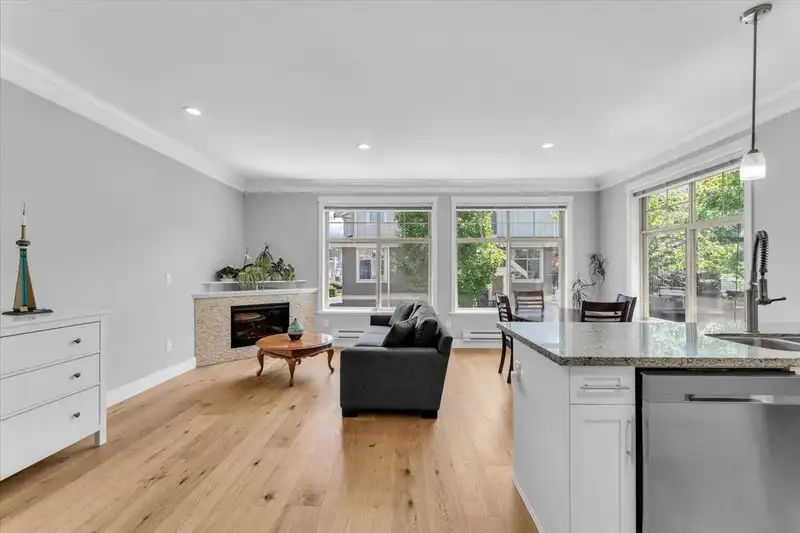 71 19525 73 AVENUE - photo 2 of 38