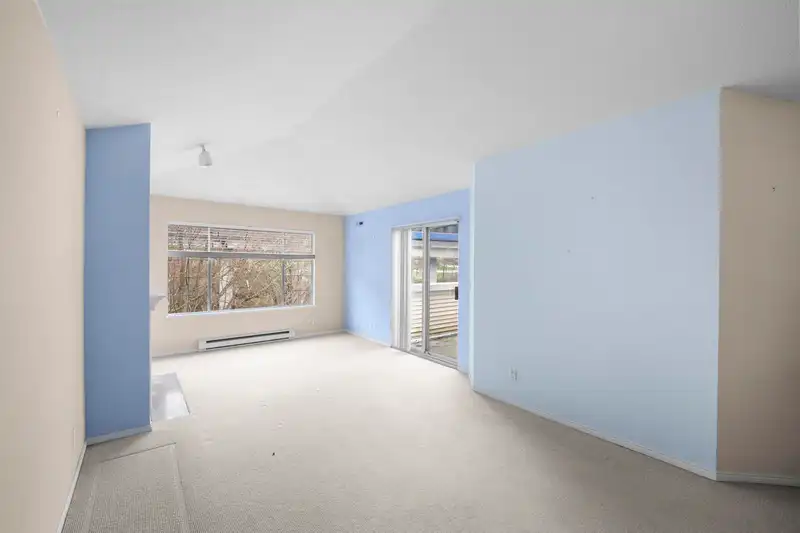 407 6820 RUMBLE STREET - photo 2 of 38