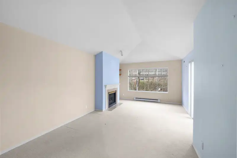 407 6820 RUMBLE STREET - photo 4 of 38