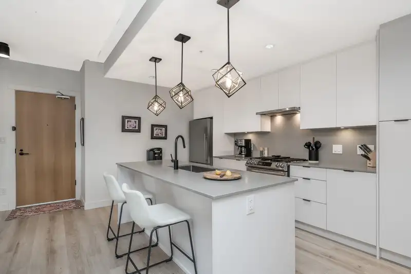 412 2493 MONTROSE AVENUE - photo 3 of 39