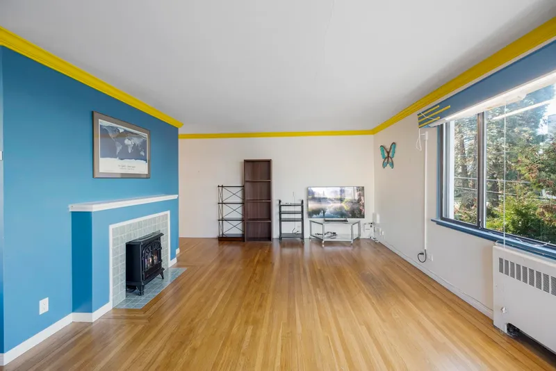 205 1695 W 10TH AVENUE - photo 3 of 23