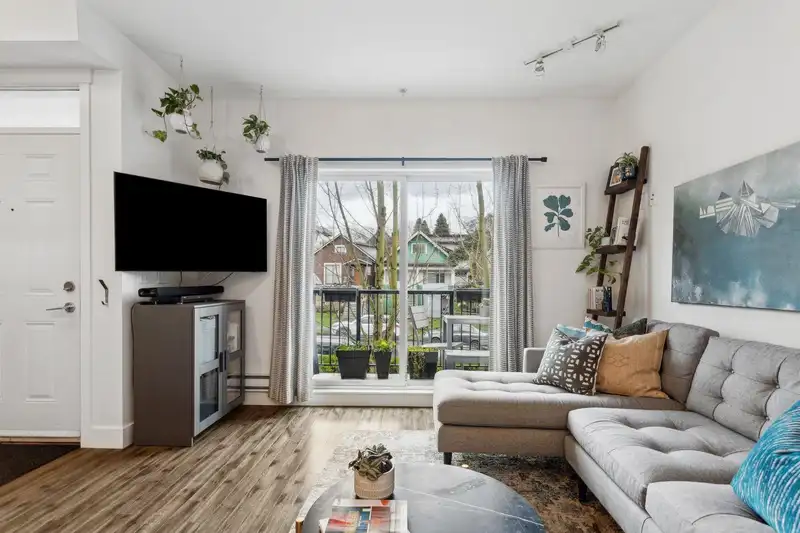 206 2263 TRIUMPH STREET - photo 4 of 40