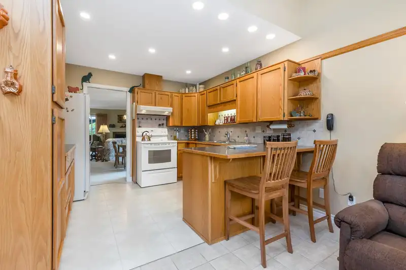 65 3054 TRAFALGAR STREET - photo 4 of 40
