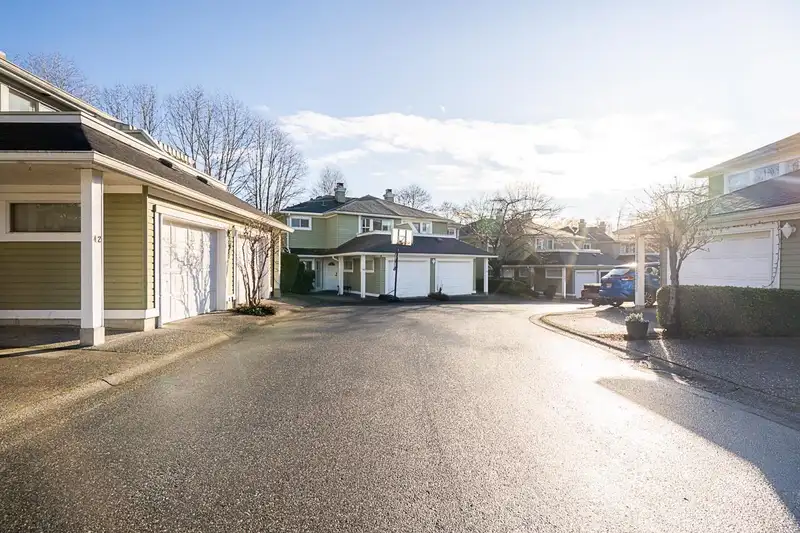 40 8428 VENTURE WAY - photo 3 of 34