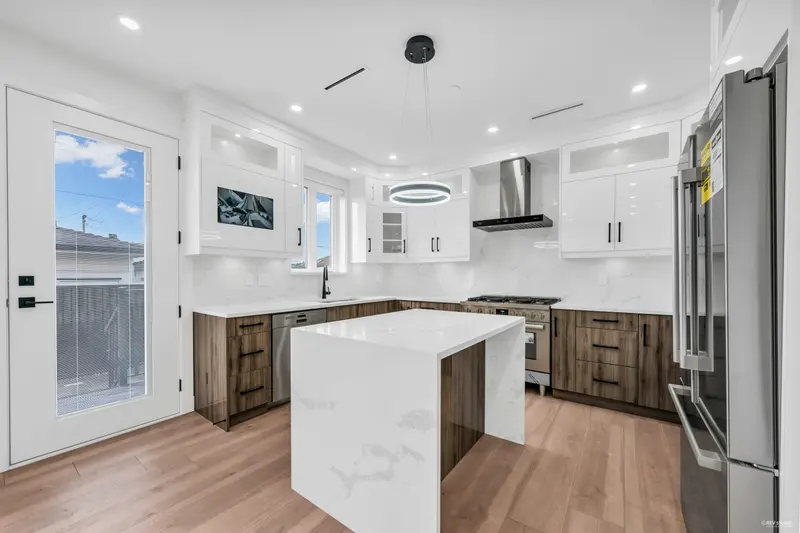 2 3344 ADANAC STREET - photo 3 of 25