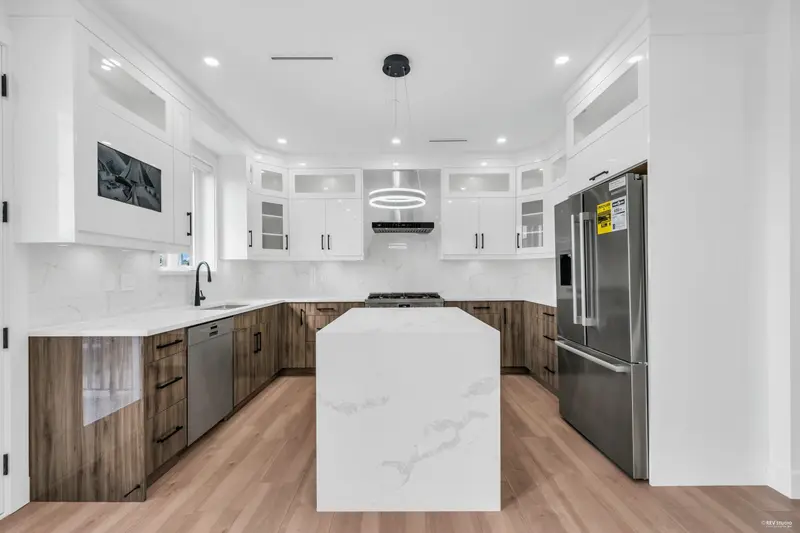 2 3344 ADANAC STREET - photo 4 of 25