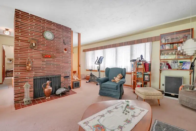 4432 IRMIN STREET - photo 3 of 35