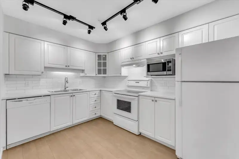 413 1576 MERKLIN STREET - photo 3 of 40