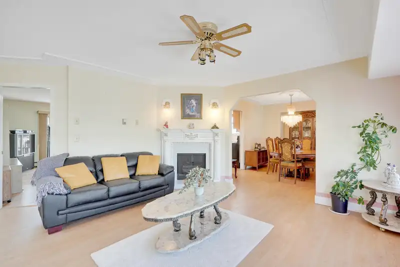 6819 123A STREET - photo 4 of 40