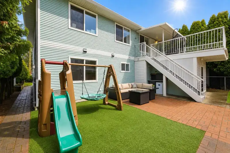 33477 7TH AVENUE - photo 3 of 40