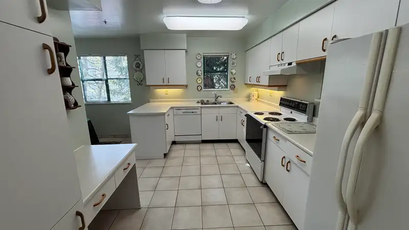 204 5550 14B AVENUE - photo 4 of 17