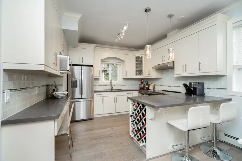 201 3488 SEFTON STREET - photo 3 of 25