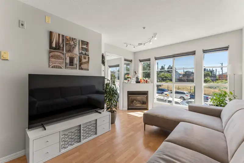 210 2973 KINGSWAY - photo 1 of 9