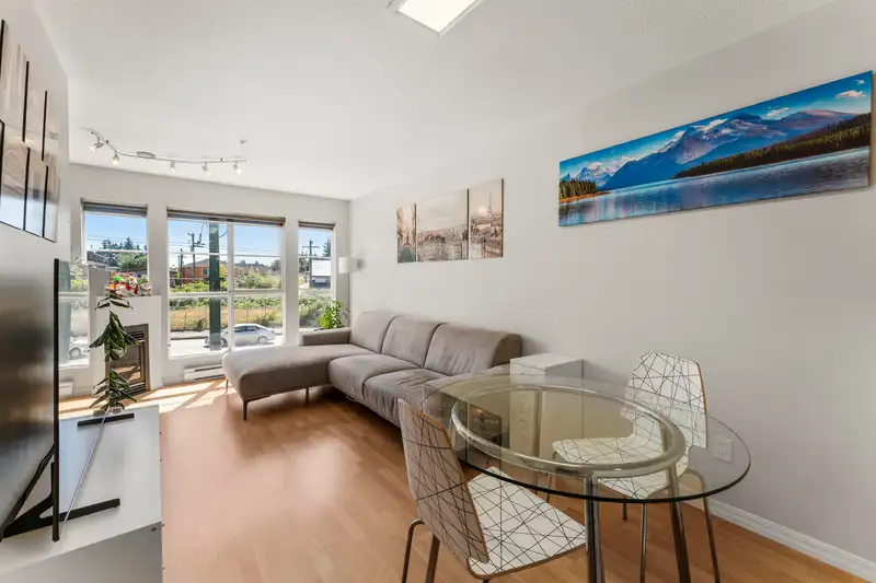 210 2973 KINGSWAY - photo 2 of 9
