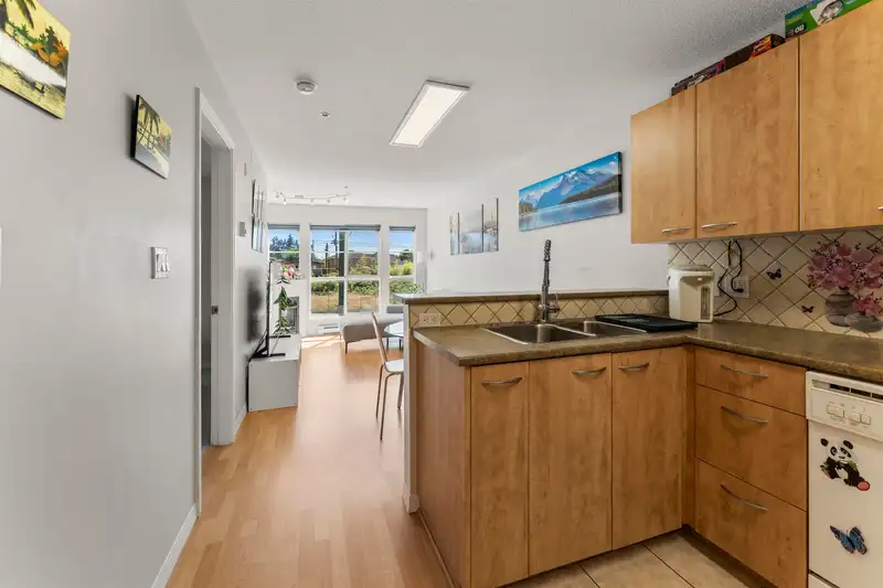 210 2973 KINGSWAY - photo 3 of 9