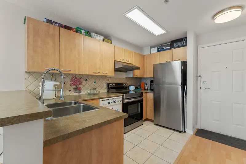 210 2973 KINGSWAY - photo 4 of 9
