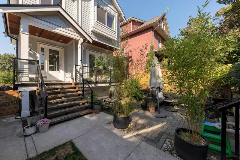 2055 VENABLES STREET - photo 3 of 31