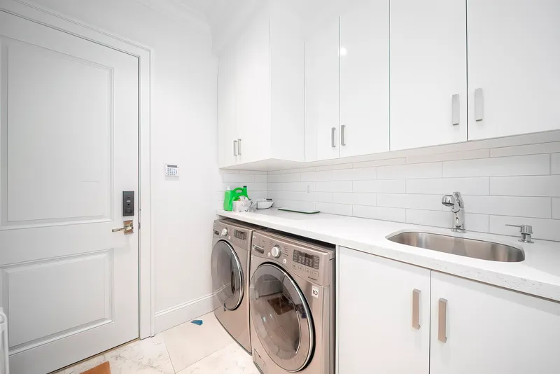 7751 SUNNYHOLME CRESCENT - photo 3 of 25